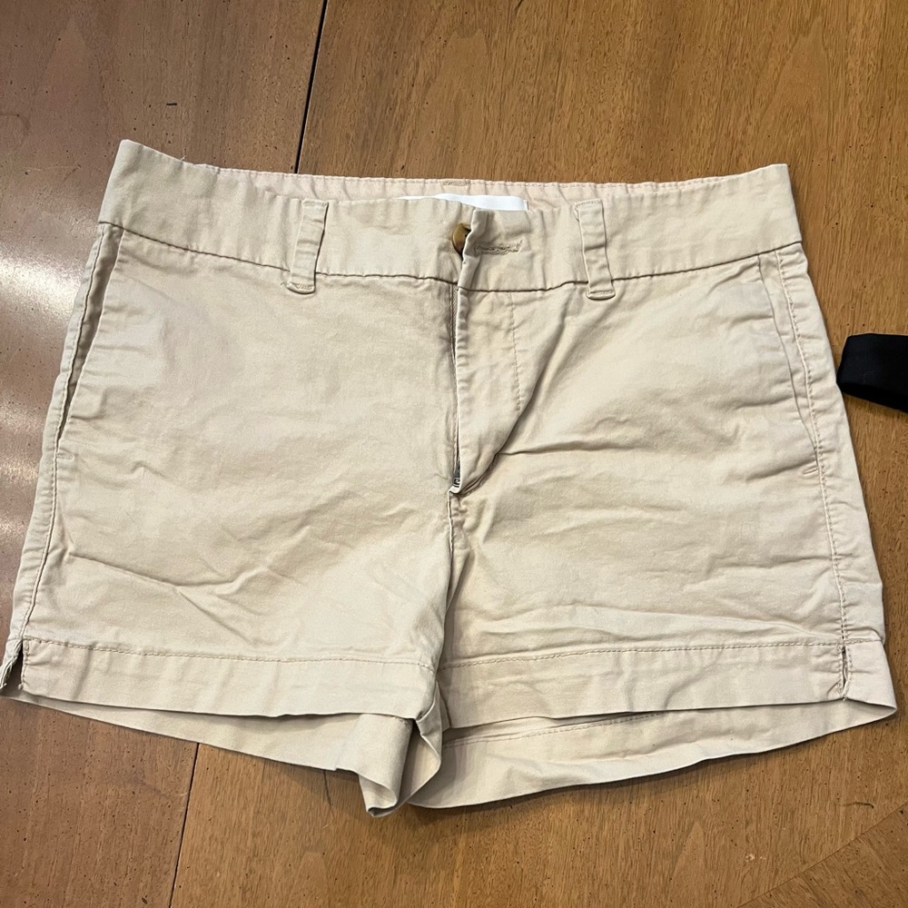 Old Navy khaki shorts. Size 0. EUC. 2” inseam